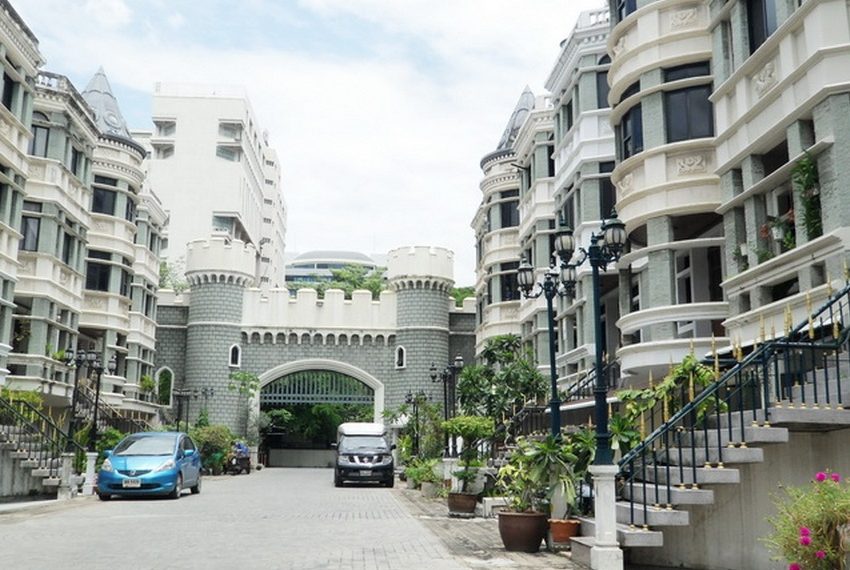 Baan Chicha Castle Image-04