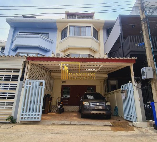 4 bed townhouse for rent ekkamai 8671 image-01