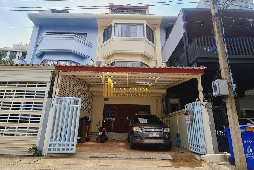 4 bed townhouse for rent ekkamai 8671 image-01