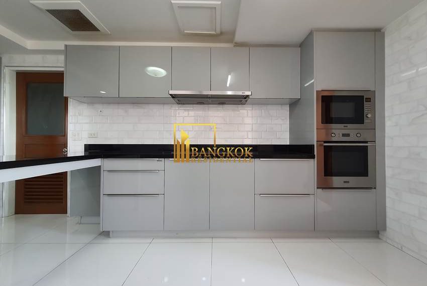 3 bed renovated corner unit in President Park 10588 image-10