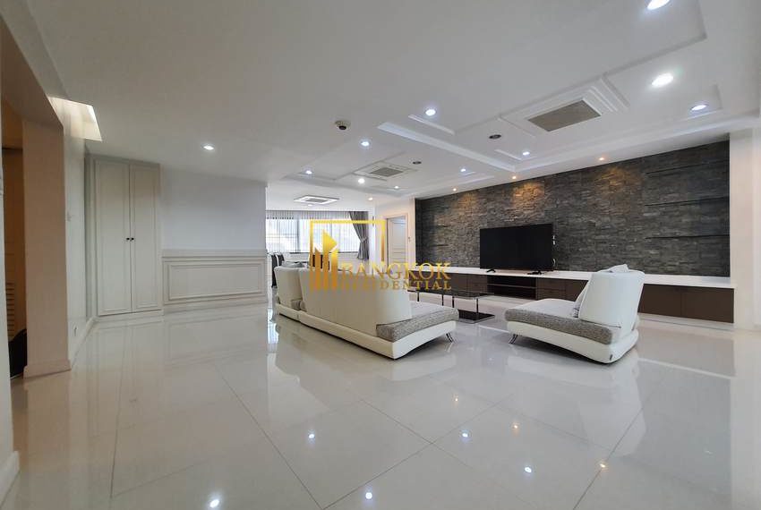 renovated 3 bed corner unit fior rent President Park 11001 image-02