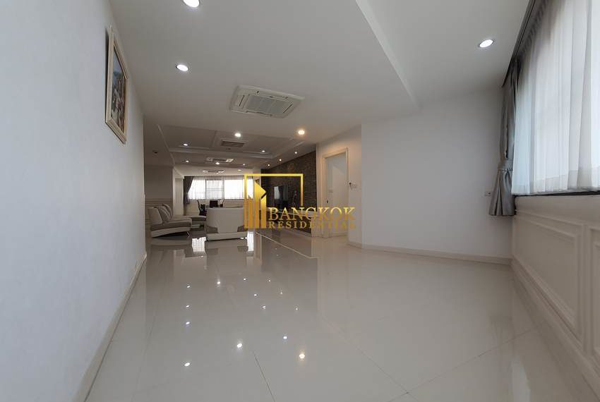 renovated 3 bed corner unit fior rent President Park 11001 image-04