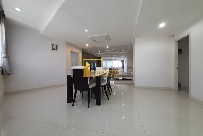 renovated 3 bed corner unit fior rent President Park 11001 image-08