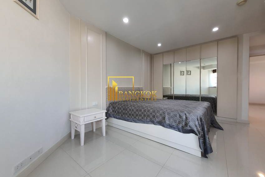 renovated 3 bed corner unit fior rent President Park 11001 image-12