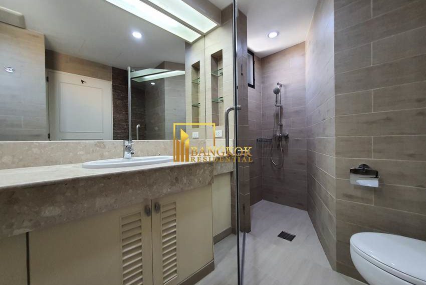 renovated 3 bed corner unit fior rent President Park 11001 image-14