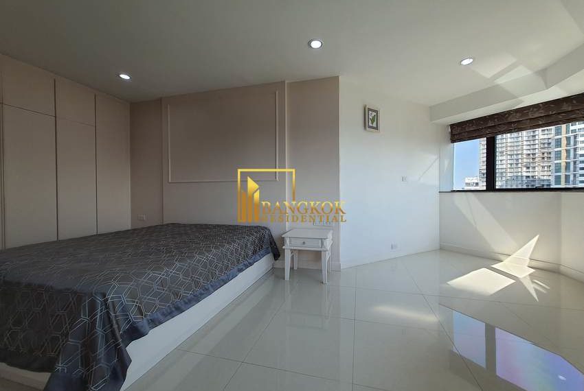 renovated 3 bed corner unit fior rent President Park 11001 image-15