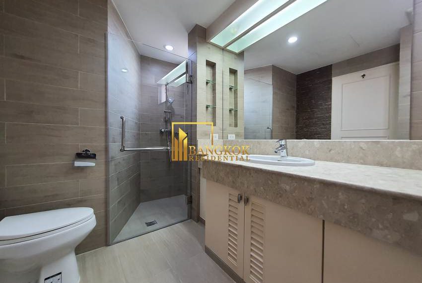 renovated 3 bed corner unit fior rent President Park 11001 image-17