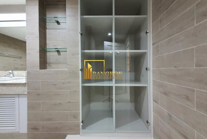 renovated 3 bed corner unit fior rent President Park 11001 image-22