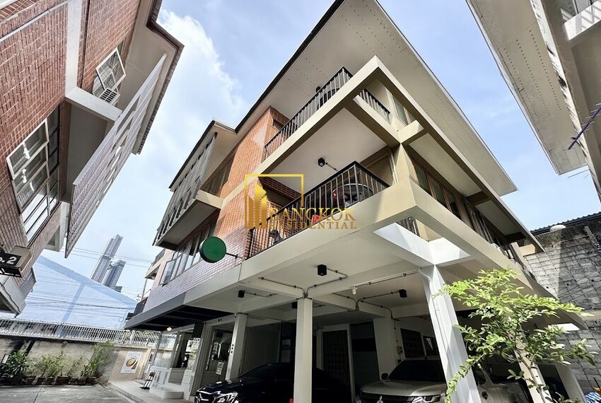Brown Brick Thonglor Facilities Image-02