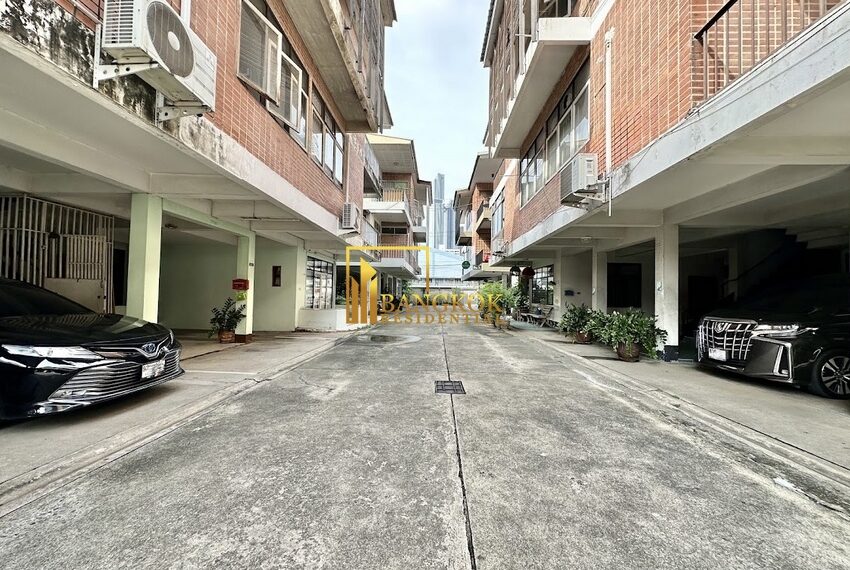 Brown Brick Thonglor Facilities Image-03
