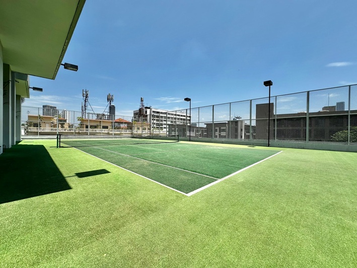 Baan Jamjuree tennis court